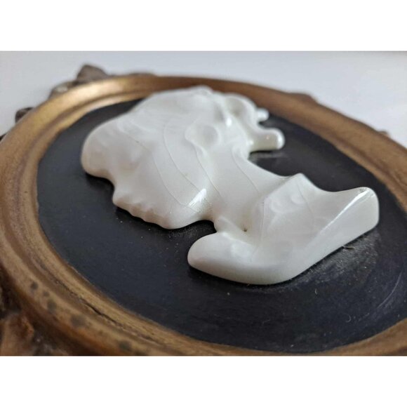 Vintage Oval Cameo Wall Plaques - Mother & Daughter Handcrafted With Gold Painte - Picture 5 of 8